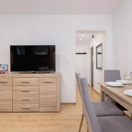 Jasny Apartament Blisko Tauron Arena By Renters Apartamento